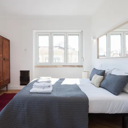 Апартаменты Feels Like Gulbenkian Spacious Flat With Balcony *