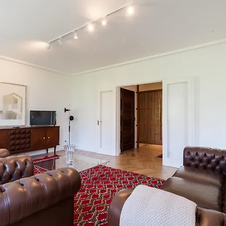 Feels Like Gulbenkian Spacious Flat With Balcony * Лиссабон