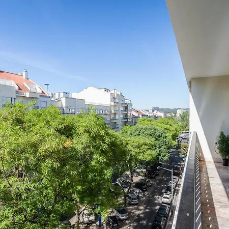 Feels Like Gulbenkian Spacious Flat With Balcony * Лиссабон