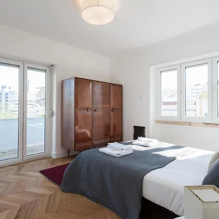 Апартаменты Feels Like Gulbenkian Spacious Flat With Balcony *