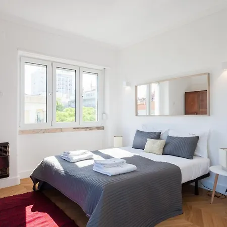 Апартаменты Feels Like Gulbenkian Spacious Flat With Balcony Лиссабон