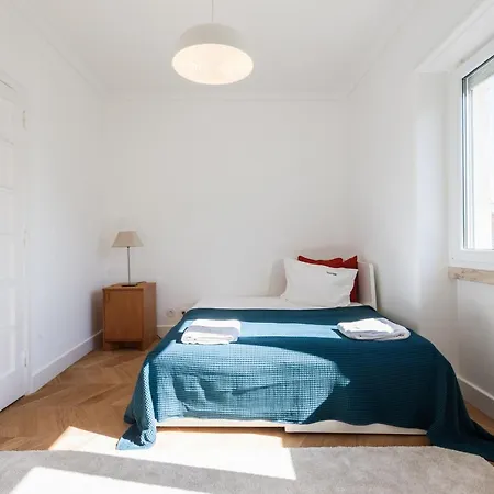 Feels Like Gulbenkian Spacious Flat With Balcony Апартаменты *