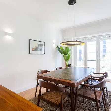 Апартаменты Feels Like Gulbenkian Spacious Flat With Balcony *