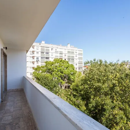 Апартаменты Feels Like Gulbenkian Spacious Flat With Balcony *